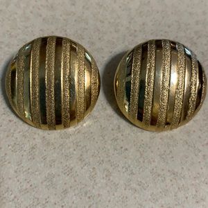 Elizabeth Morrey gold tone clip on earrings (35)